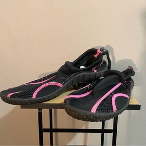 White Mountain Black & Pink Water Shoes Size 10
